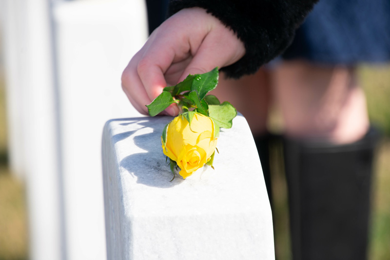 Fleurissement de pierre tombale à Montélimar dans la Drôme, fleurs sépulture Provence.